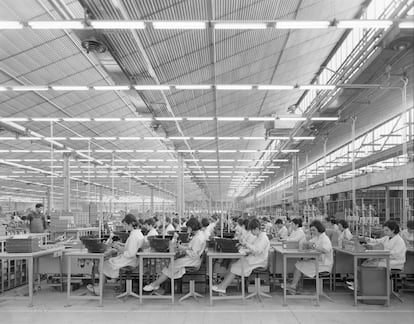 Fábrica Standard Eléctrica en 1965 en el polígono Marconi, ejemplo de fábrica que fue ejemplar en cuanto a las instalaciones para los trabajadores y que fue demolida. Juan Miguel Pando Barrero. Archivo Pando, IPCE, Ministerio de Cultura y Deporte.