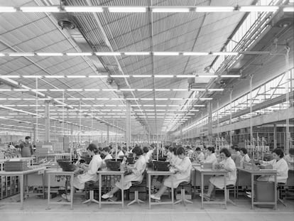 Fábrica Standard Eléctrica en 1965 en el polígono Marconi, ejemplo de fábrica que fue ejemplar en cuanto a las instalaciones para los trabajadores y que fue demolida. Juan Miguel Pando Barrero. Archivo Pando, IPCE, Ministerio de Cultura y Deporte.