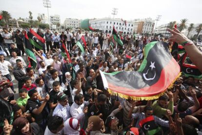 Celebraciones por la caída de Sirte y la muerte del dictador Gadafi, ayer en el centro de Trípoli.