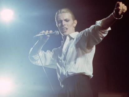 David Bowie en la gira de 1976, en la presentación de su disco 'Station to station', encarnando al Delgado Duque Blanco.