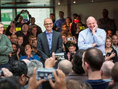 En el centro, el consejero delegado de Microsoft, Satya Nadella, junto al fundador de la firma, Bill Gates, y el CEO anterior, Steve Ballmer en el campus de la empresa en Redmond, Washington, en febrero de 2014.