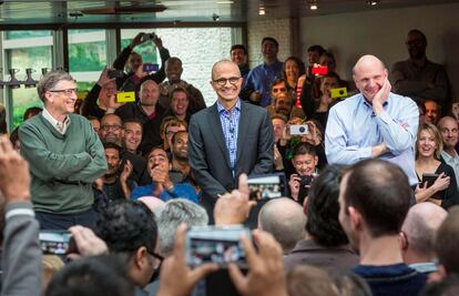 Bill Gates (izquierda) y Steve Ballmer flanquean a Satya Nadela en febrero de 2014 en su presentación como nuevo consejero delegado de Microsoft. 