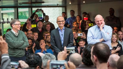 No centro, o CEO da Microsoft, Satya Nadella, ao lado do fundador da empresa, Bill Gates, e do ex-CEO Steve Ballmer, no campus da empresa em Redmond, Washington, em fevereiro de 2014.