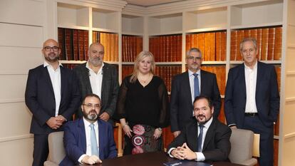 Desde la izquierda, de pie: José Manuel de Diego, director de ventas de LG Business Solutions; José Carmelo Albillos, jefe de radiodiagnóstico del Hospital 12 de Octubre; Ana Álvarez, responsable de equipamiento médico de LG; Jesús de la Torre, jefe de radiodiagnóstico del Gregorio Marañón, y Agustín Sánchez de la Blanca, director de compras de Sanitas. Sentados, José Luis García, director de compras de HM, e Ignacio Narváez, director de ingeniería de Vithas.