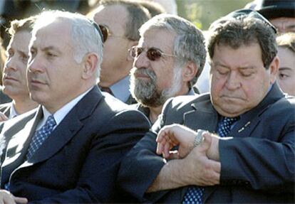 De izquierda a derecha, Benjamín Netanyahu, Amram Mitzan y Ben Eliezer asisten al funeral de Abba Eban.