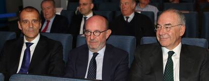 Emilio Saracho (centro) en la reunión de este lunes del consejo de administración del Banco Popular