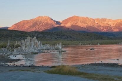 El lago Mono de California (Estados Unidos), donde se aislaron las bacterias de los experimentos científicos de los que se dedujo que los microorganismos se alimentaban con arsénico.