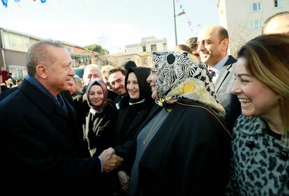 El presidente turco, Recep Tayyip Erdogan, saluda a un grupo de personas tras el rezo del viernes en una mezquita recién inaugurada Estambul, el 1 de febrero.