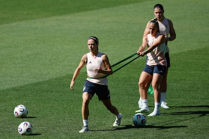 Desde la izquierda, Aitana Bonmatí, Athenea del Castillo y María Méndez, ayer en el estadio Wankdorf, en Berna, durante el entrenamiento de la selección.