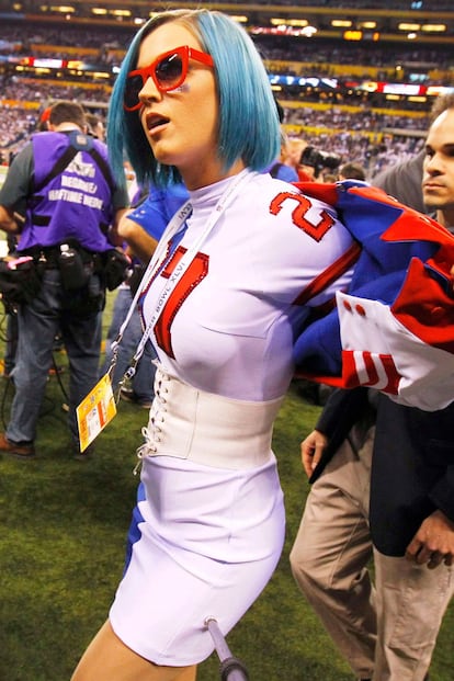 Katy Perry adaptó el look del fútbol americano a su estilo propio, excesivo y sexy como ella misma.