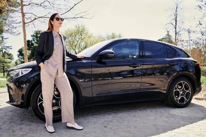 Eugenia Silva posa junto a un Alfa Romeo Stelvio, marca de la que es embajadora.