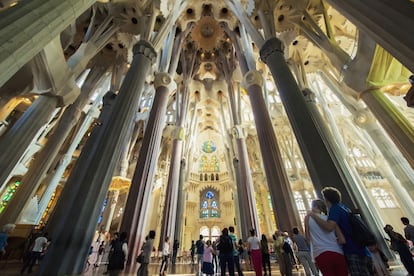 La primera piedra de la basílica se colocó en 1882, pero Antoni Gaudí no asumió su construcción hasta un año después. Respetando los trazos principales de un templo gótico, mejoró su arquitectura hasta crear el monumento (con registro de entrada) más visitado de España en 2015. Todavía inacabado, el simbolismo cristiano está presente en cada piedra: su verticalidad evoca la altura del cielo; cada una de las 18 torres está dedicada a un evangelio, a los apóstoles o a la Virgen María, y en el centro, Jesús. Las columnas herbáceas simulan un bosque donde Gaudí quería invitar a los feligreses a orar. No vio terminada su obra: murió en 1926 tras ser atropellado por un tranvía. Su cuerpo fue enterrado en el interior del templo.