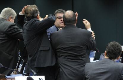 Deputados saem no tapa durante sess&atilde;o do Conselho de &Eacute;tica, nesta quinta. 