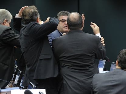 Deputados saem no tapa durante sess&atilde;o do Conselho de &Eacute;tica, nesta quinta. 