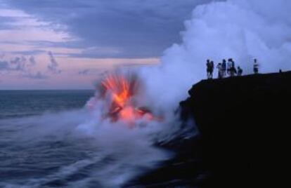 Un río de lava del volcán Kilauea, el más activo de Hawai, explota al caer a las aguas del Pacífico.