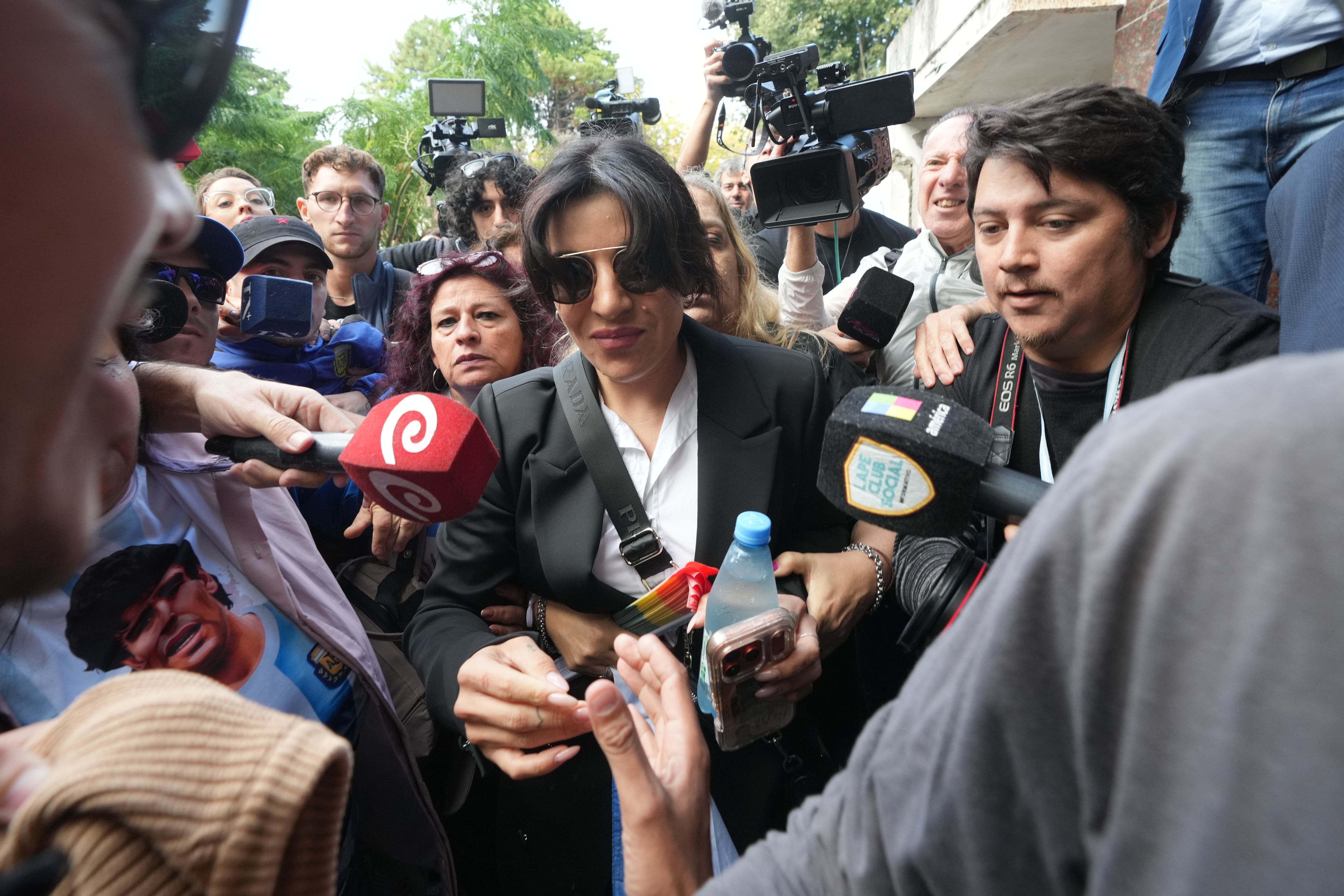 Una de las hijas de Maradona acusa a los médicos juzgados por la muerte de su padre: “La manipulación fue absoluta y horrible”