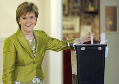 Sturgeon, la l&iacute;der del SNP, vota este jueves en Glasgow.