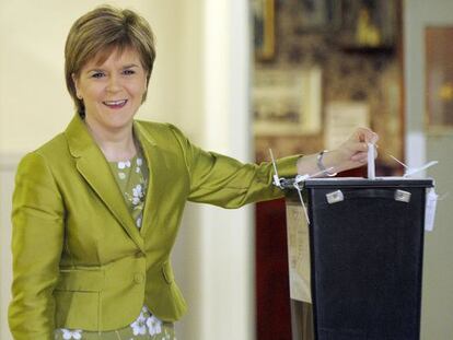 Sturgeon, la l&iacute;der del SNP, vota este jueves en Glasgow.