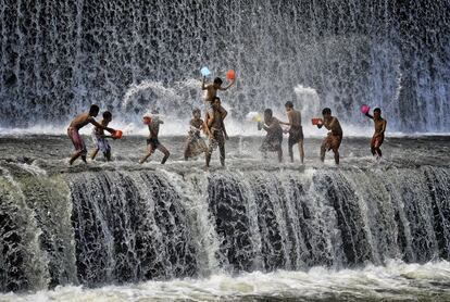 Jóvenes juegan en un extremo del río Tukad Unda en Bali (Indonesia, 2013).