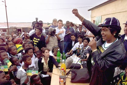 Winnie Madikizela-Mandela, do Congresso Nacional Africano (ANC), grita "Amandla" (poder) para a multidão em Pretória, em abril de 1999.