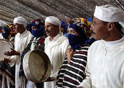 La misma jaima colectiva donde se celebran las bodas sirve para que los músicos amenicen la fiesta con sus instrumentos tradicionales y las intérpretes femeninas exhiban su poderío vocal.