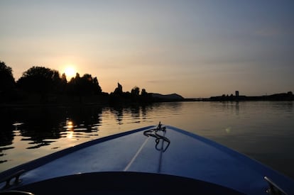 Navegando al atardecer por el Danubio.