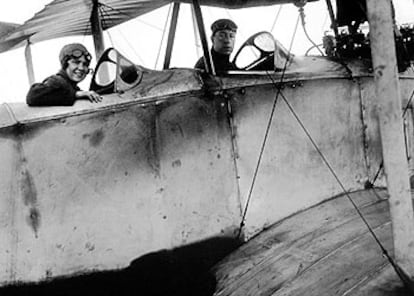 Mari Pepa Colomer, en 1935, cuando era instructora de vuelo, con un alumno.