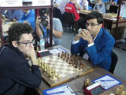 Fabiano Caruana y Viswanathan Anand, minutos antes del comienzo de su partida