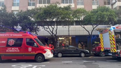 Servicios de emergencias frente al portal del número 7 de la calle Tomás Bretón de Zaragoza, en una imagen distribuida por el Ayuntamiento.
