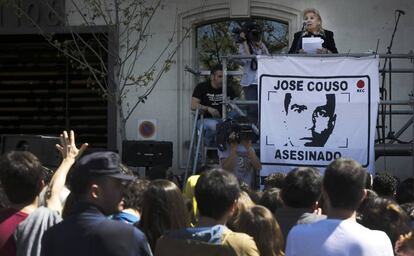 Varias personas se concentran en protesta por la muerte de José Couso en Madrid en 2014.