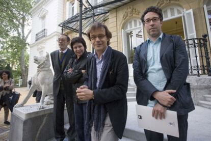 Los cuatros miembros del jurado, ayer en la entrada principal del Palacio de Aiete, en San Sebastián. De izquierda a derecha, Emilio Cassinello, Danuta Glondys, Manfred Gaulhofer y Jordi Pascual Ruiz.