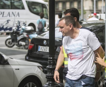 Uno de los detenidos tras el atraco a una joyería en Barcelona en agosto de 2016.