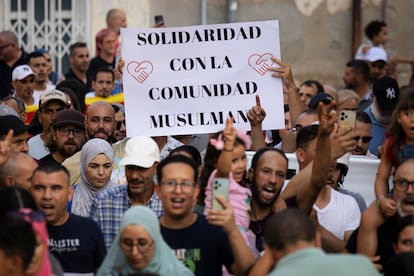 Un millar de personas se ha manifestado este viernes en Piera contra el incendio intencionado en la mezquita del pueblo.