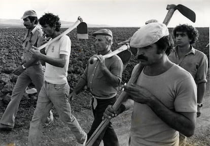 Ocupación en 1983 de la finca Las Penas, en Paterna del Campo (Huelva), por jornaleros de CC OO y del MC.