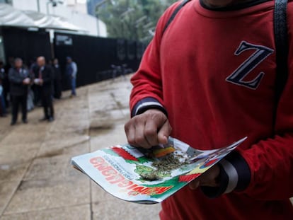 Un hombre lía un cigarro de marihuana afuera del Senado de México.