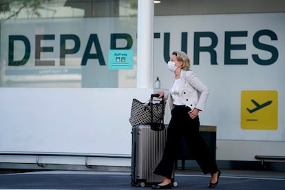 Una pasajera en el aeropuerto de Bruselas, el pasado día 15.