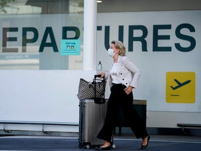 Una pasajera en el aeropuerto de Bruselas, el pasado día 15.