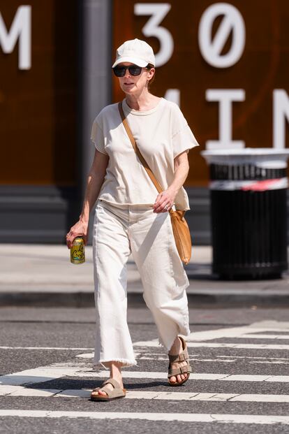 Julianne Moore el paso mes de julio luciendo Birkenstock.