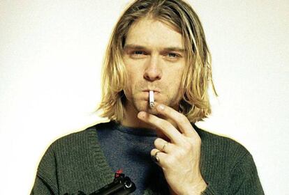 Kurt Cobain, lder del grupo Nirvana, se suicid en su casa de Seattle (EE UU) de un disparo en la cabeza a los 27 a?os, el 9 de abril de 1994. Un electricista descubri el cadver de Cobain mientras trabajaba en su domicilio. El cantante haba estado al borde de la muerte a principios de marzo de ese a?o cuando tuvo que ser ingresado en un hospital de Roma a causa de una sobredosis de somnferos. Y a menudo se haba especulado que arrastraba una larga adiccin a la herona.