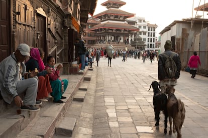 Ambiente en la plaza Durbar de Katmandú, capital de Nepal.