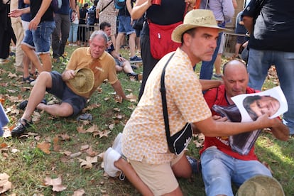 Partidarios independentistas son atendidos en el paseo Lluís Companys antes por el fuerte calor.