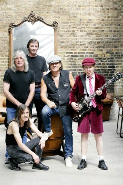 Phil Rudd (atrás, ante el espejo) y el resto del grupo AC/DC.