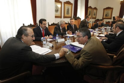 Carlos Fabra con otros miembros del consejo de administración de Aerocas antes de iniciar la reunión.