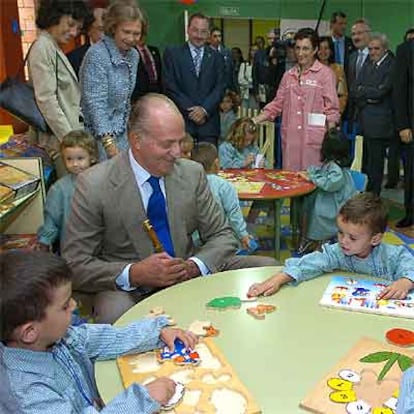 El Rey, en unas de las aulas del colegio de infantil y primaria Enrique Alonso de Avilés.