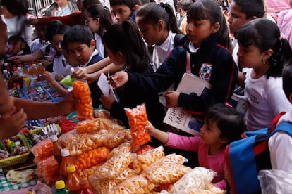 Niños compran comida chatarra al salir de la escuela en Ciudad de México, en una fotografía de archivo.