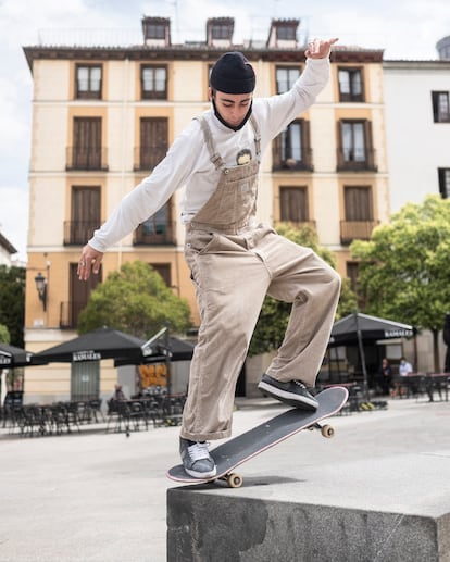 Un skater patina en la Plaza de Ramales, frente al Palacio de Oriente en Madrid.