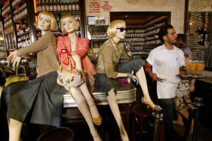 En un bar de Nueva York, unos maniquíes presentan la moda de DKNY.