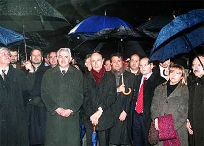 La primera y segunda fila de la concentración reunieron, de izquierda a derecha, a Antoni Castells, Joan Saura, Joan Clos, Salvador Milà, Ernest Benach, Juan María Atutxa, Pasqual Maragall, Josep Sánchez Llibre, Josep Antoni Duran, Artur Mas, Felip Puig, José Montilla, Manuela de Madre y Josep Lluís Carod.