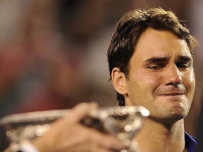 Roger Federer llora en el momento de la entrega del trofeo al campeón.