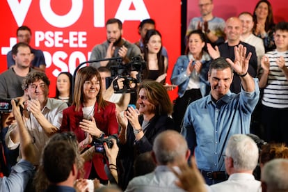 El presidente del Gobierno y secretario general del PSOE, Pedro Sánchez (derecha), protagoniza su primer mitin de las elecciones europeas en Euskadi junto a la cabeza de lista y ministra para la Transición Ecológica, Teresa Ribera (segunda por la derecha), durante el acto celebrado este jueves en la localidad vizcaína de Barakaldo. 